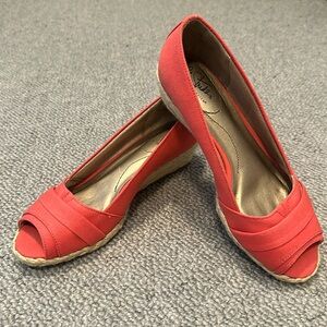 Red Canvas Life Stride Wedge Peep-Toe Size 8W